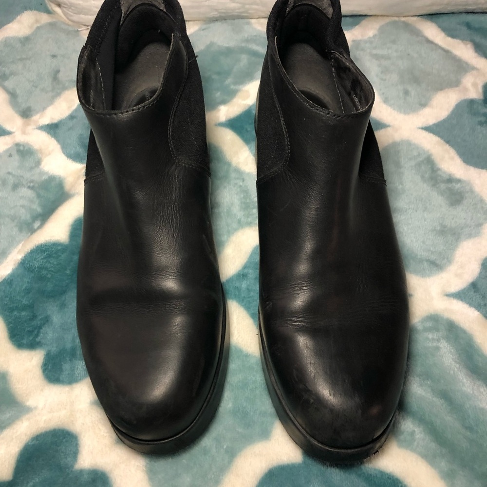 Camper booties Women’s pre-owned in very good/excellent condition sz 40 or 9.